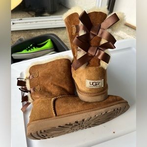 Ugg short bailey bow boots